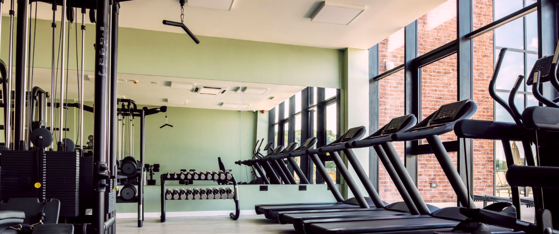 Фотография спортивного зала с тренажерами